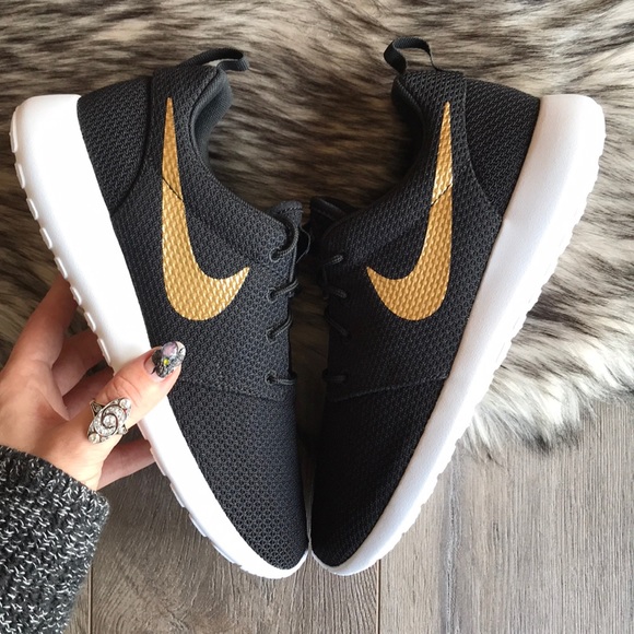 NWTNike ID Roshe One Black Gold! - Picture 4 of 8
